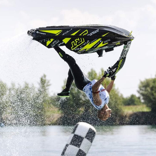 Campione del mondo 2025 Aquabike con benzina Magigas